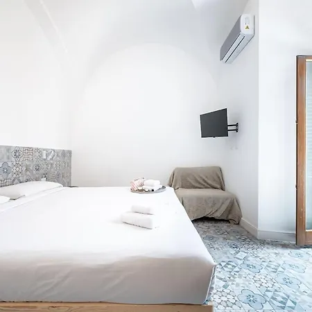 Aeterna Rhome - Domus Piramide *